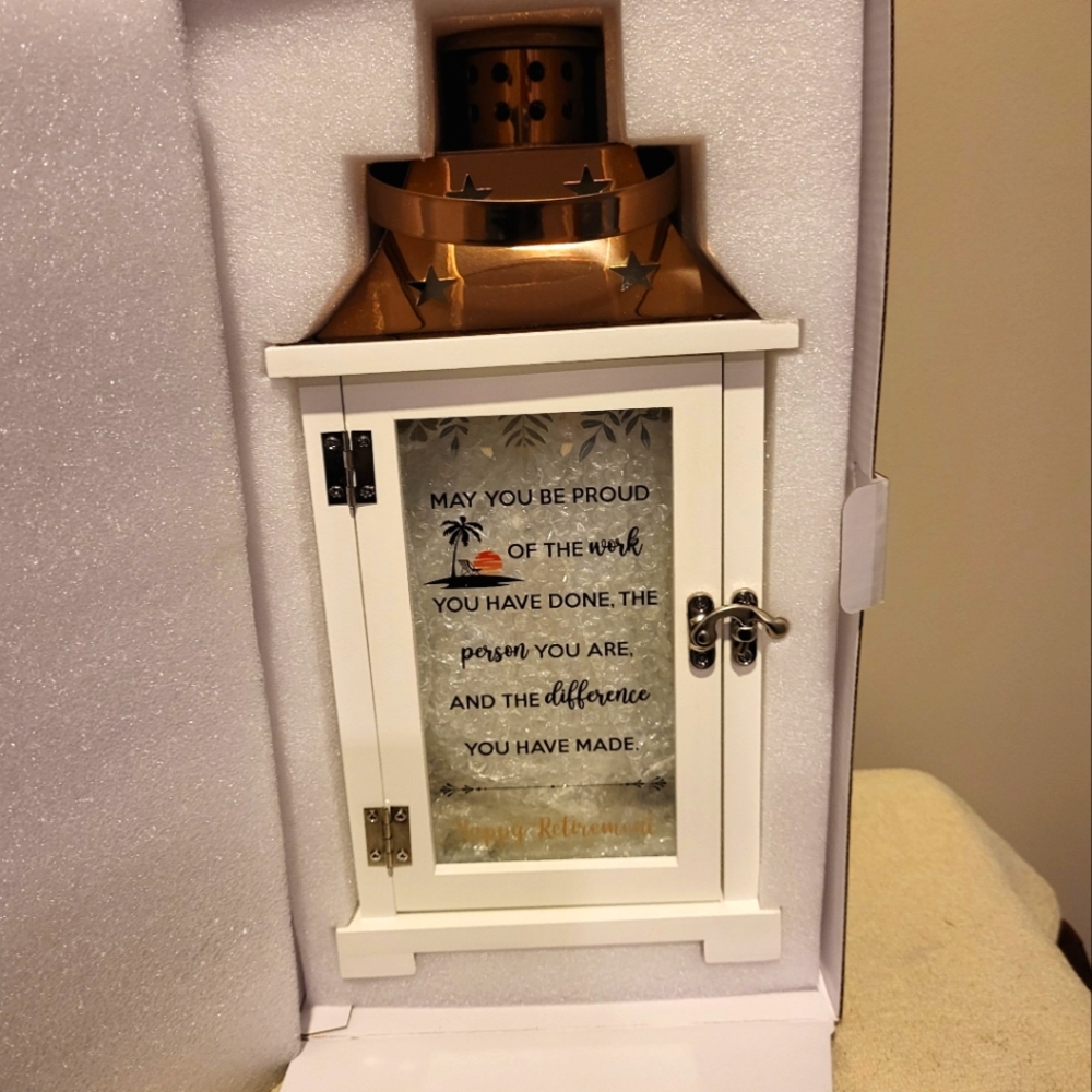 Retirement lantern for woman